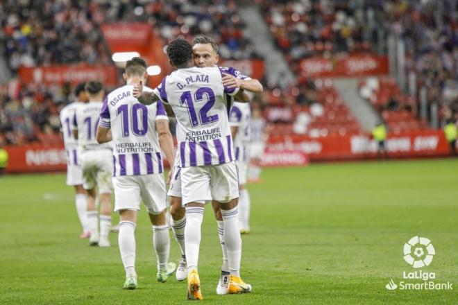Roque Mesa felicita a Gonzalo Plata tras su gol en el Sporting-Valladolid (Foto: LaLiga).