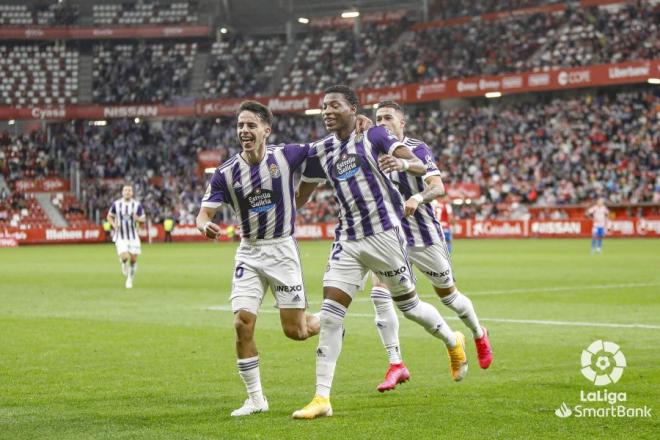 Gonzalo Plata celebra su gol en el Sporting-Valladolid junto a Aguado.