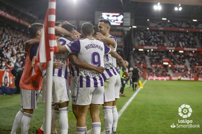 Los jugadores del Real Valladolid, tras el gol de Plata en El Molinón.