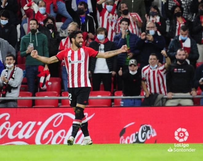 Raúl García levanta los brazos para festejar su gol al Villarreal (Foto: LaLiga).