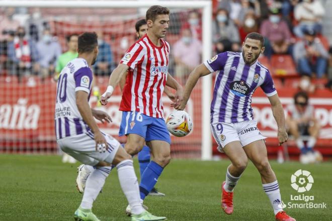 Weissman y Óscar Plano encima a Gragera durante el Sporting-Valladolid (Foto: LaLiga).