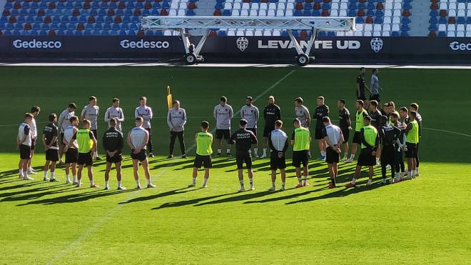 Javi Pereira charla con sus jugadores en el entrenamiento del Levante UD previo al Sevilla FC.