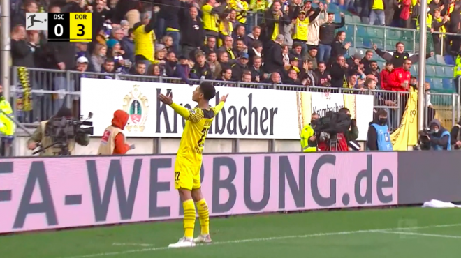 Bellingham celebra un gol con el B. Dortmund.