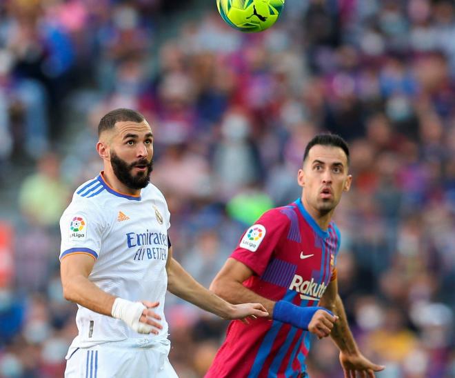 Benzema y Sergio Busquets, en El Clásico (Foto: EFE).