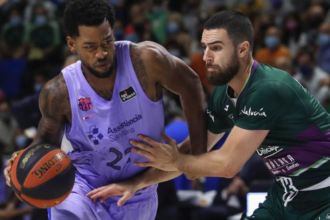 Un lance durante el Unicaja-Barça (Foto: EFE).