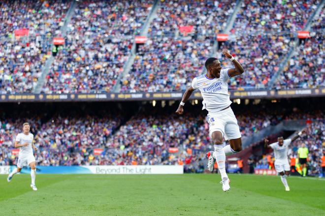 David Alaba celebra su gol en El Clásico entre Barcelona y Real Madrid (Foto: EFE).