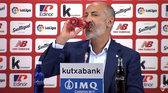 El presidente Aitor Elizegi bebe agua en San Mamés (Foto: Athletic Club).