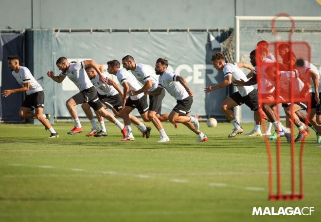 Los jugadores del Málaga, durante un entrenamiento en el Anexo (Foto: MCF).