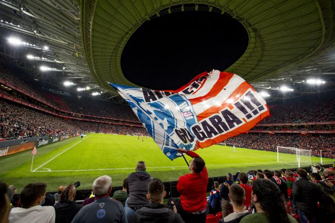 Bandera de la afición zurigorri al viento en San Mamés (Foto: Athletic Club).