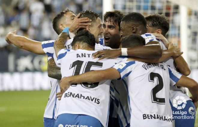 Los jugadores del Málaga celebran el gol de Genaro al Lugo (Foto: LaLiga).