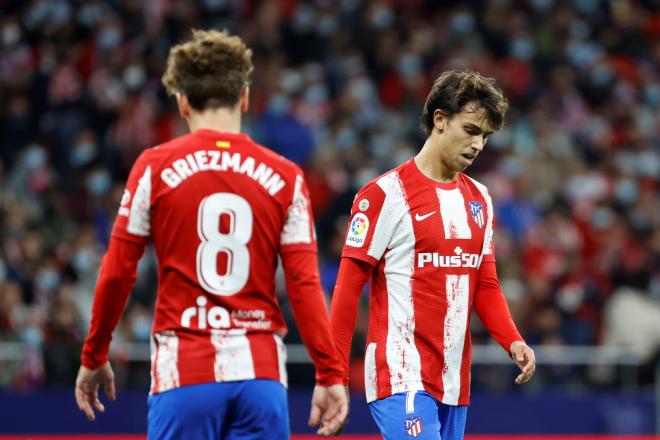 Griezmann y Joao Félix se lamentan en el Atlético de Madrid-Real Sociedad (Foto: EFE).
