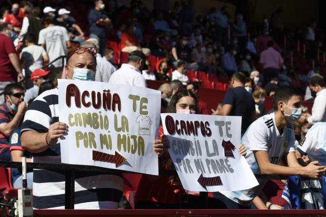 Padre e hija piden camisetas del Sevilla FC de una forma muy peculiar (Foto: Kiko Hurtado).