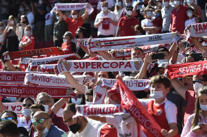 Aficionados del Sevilla, durante el partido ante el Levante (Foto: Kiko Hurtado).