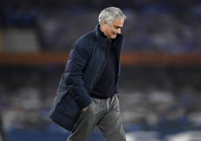José Mourinho, cabizbajo en una derrota de la Roma (Foto: Cordon Press).