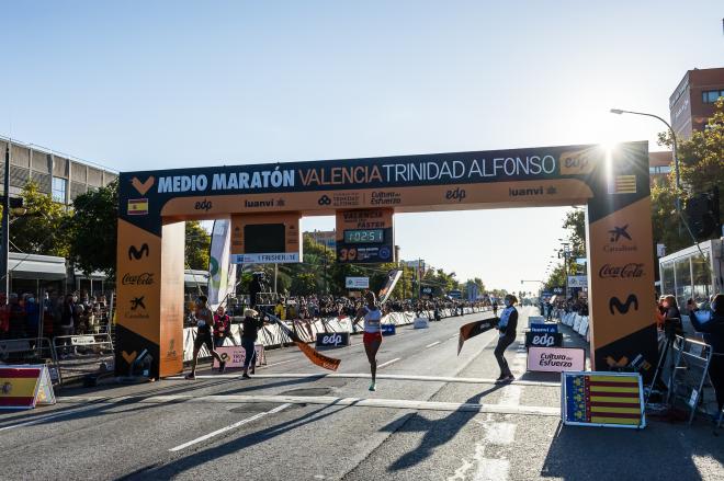 Letesenbet Gidey bate el récord del mundo de Medio Maratón en Valencia