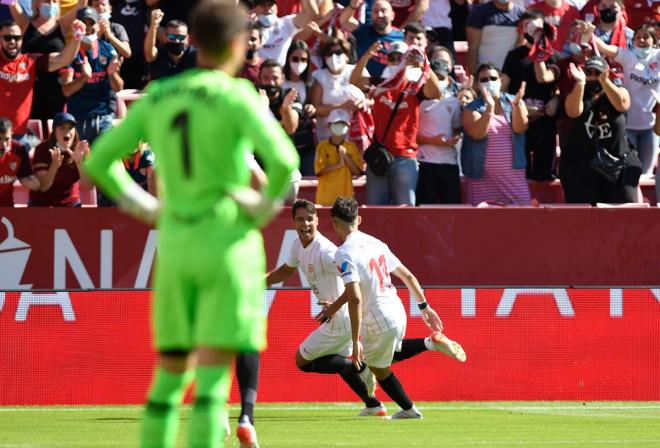Óliver Torres celebra su gol en el Sevilla - Levante (Foto: Kiko Hurtado).