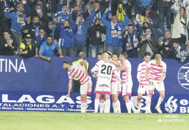 Celebración del segundo gol del Oviedo ante la afición desplazada a Ponferrada (Foto: LaLiga)