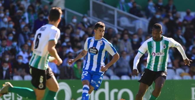 Diego Villares ante dos jugadores del Racing de Santander (Foto: RCD).
