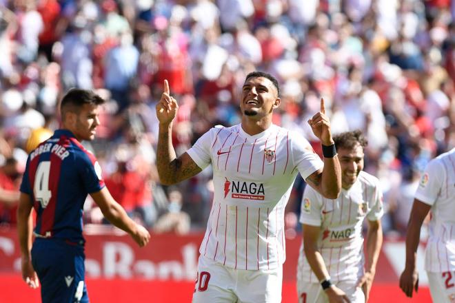 Diego Carlos, celebrando un tanto con el Sevilla.