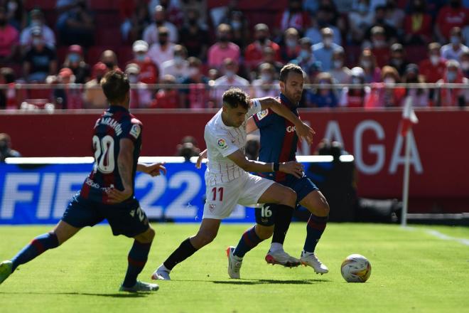 Soldado pugna con Munir (Foto: Kiko Hurtado).