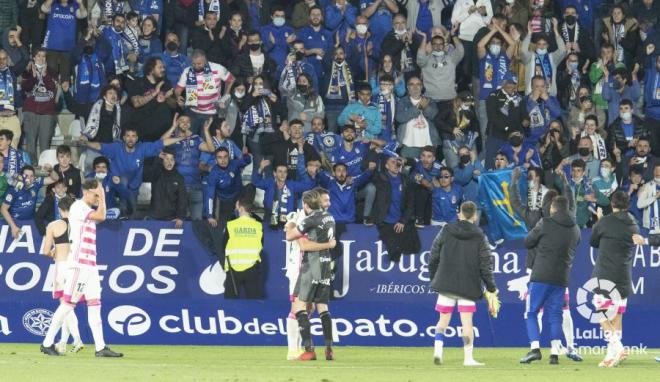 La afición del Real Oviedo celebra con su equipo la victoria ante la Ponferradina (Foto: LaLiga)