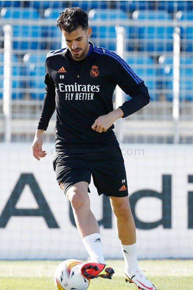 Dani Ceballos toca balón en un entrenamiento del Real Madrid (Foto: RMCF).