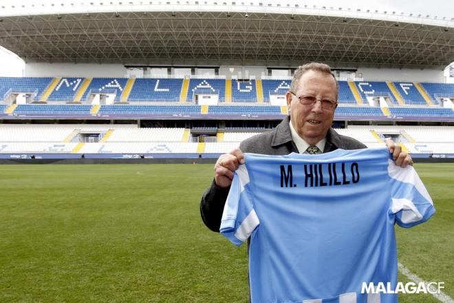 Miguel Hilillo posa con la camiseta del Málaga en La Rosaleda (Foto: MCF).
