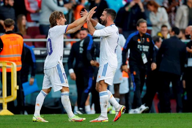 Luka Modric y Dani Carvajal celebran la victoria en el Clásico Barcelona-Real Madrid (Foto: EFE).