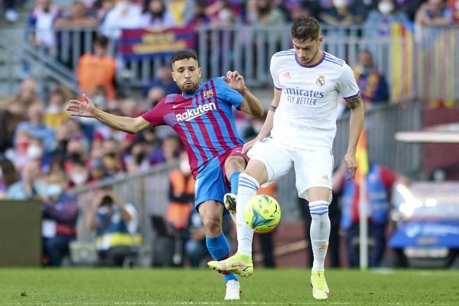 Jordi Alba y Fede Valverde, durante el Barça-Real Madrid (Foto: Cordon Press).