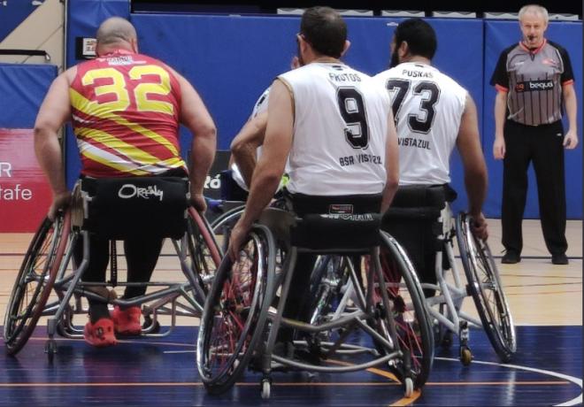Varios jugadores, en un partido de baloncesto en silla de ruedas.