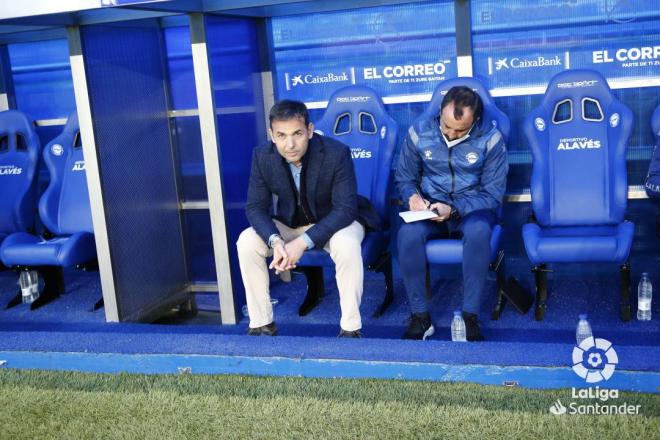 Javi Calleja, en el banquillo en el Alavés-Elche (Foto: LaLiga Santander).