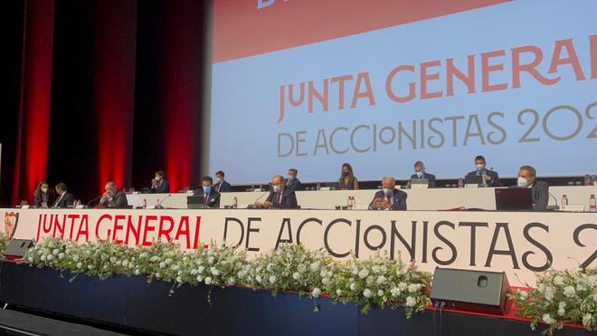 Imagen de la mesa de la Junta de Accionistas (Foto: Ignacio Cáceres!