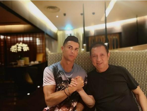 Peter Lim junto a Cristiano Ronaldo presentando ZujuGP (Foto: @cristiano)