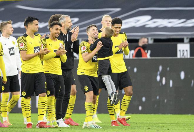 Reus, Reinier, Malen, Rose, Guerreiro, Bellingham y Haaland saludan a la afición del Borussia Dort