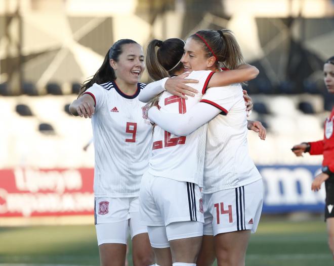 Las jugadoras de la selección celebran un gol en el Ucrania-España (Foto: @SeFutbolFem).