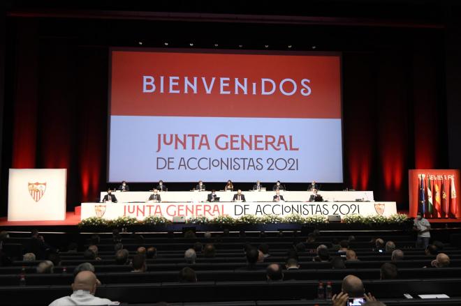 Imagen de la mesa de la Junta de Accionistas (Foto: Kiko Hurtado)