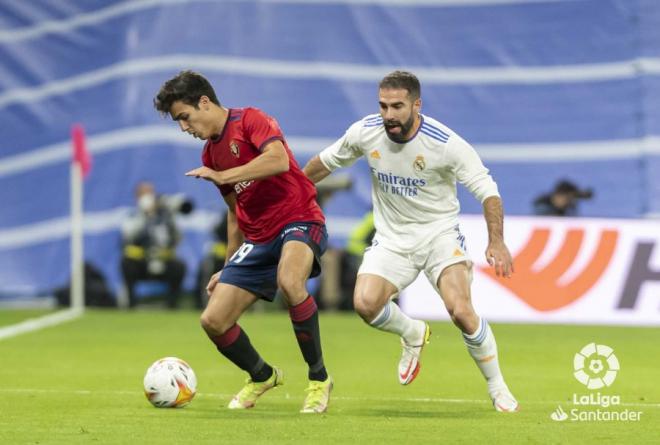 Dani Carvajal pelea un balón durante el Real Madrid-Osasuna (Foto: LaLiga).