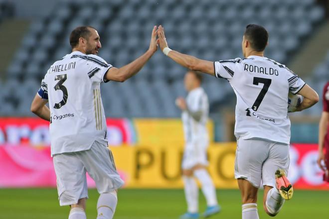 Chiellini y Cristiano Ronaldo chocan durante un partido de la Juventus (Foto: Cordon Press).