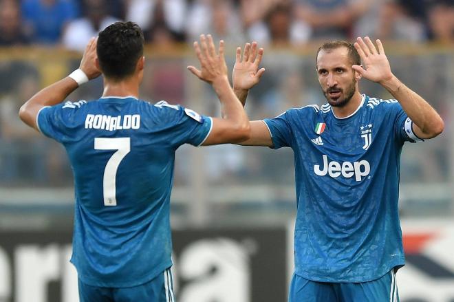 Cristiano Ronaldo y Chiellini celebran juntos durante un partido de la Juventus (Foto: Cordon Press