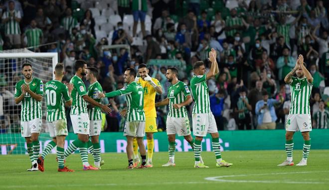 El equipo agradece a la afición su apoyo tras el Betis-Valencia. (Foto: Kiko Hurtado).