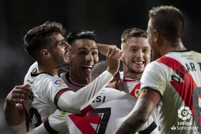 Falcao celebra su gol al Barça junto a sus compañeros del Rayo (Foto: LaLiga).