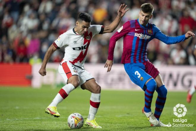 Falcao recorta a Piqué antes del 1-0 del Rayo al Barcelona (Foto: LaLiga).