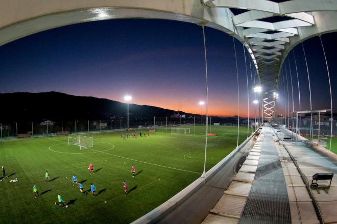 Vista de un símbolo rojiblanco: el arco de Lezama en un atardecer (Foto: Athletic Club).