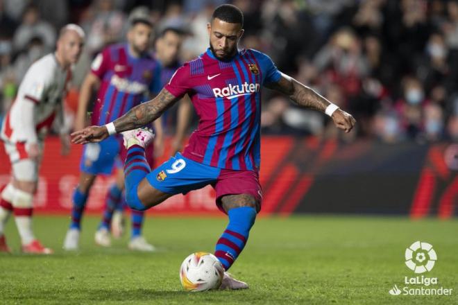 Memphis Depay lanzando el penalti del Rayo-Barcelona (Foto: LaLiga).