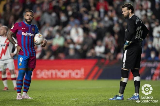 Memphis Depay y Dimitrievski en el Rayo-Barcelona de la primera vuelta (Foto: LaLiga).