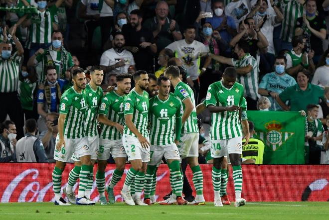 El Betis celebra uno de sus goles en el Benito Villamarín (Foto: Kiko Hurtado).