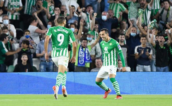 Borja Iglesias y Juanmi celebran un gol (foto: Kiko Hurtado).
