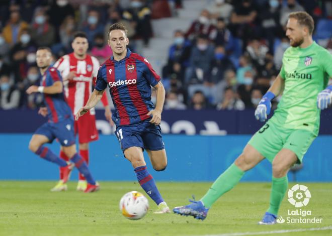 Dani Gómez presiona a Oblak durante el Levante-Atlético de Madrid en el Ciutat de Valencia (Foto: LaLiga)