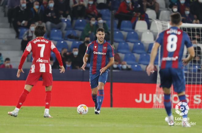 Róber Pier, presionado por Joao Félix durante el Levante-Atlético de Madrid en el Ciutat de Vale