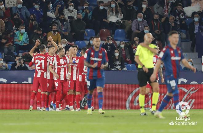 El Levante se lamenta tras el gol de Griezmann para el Atleti (Foto: LaLiga).